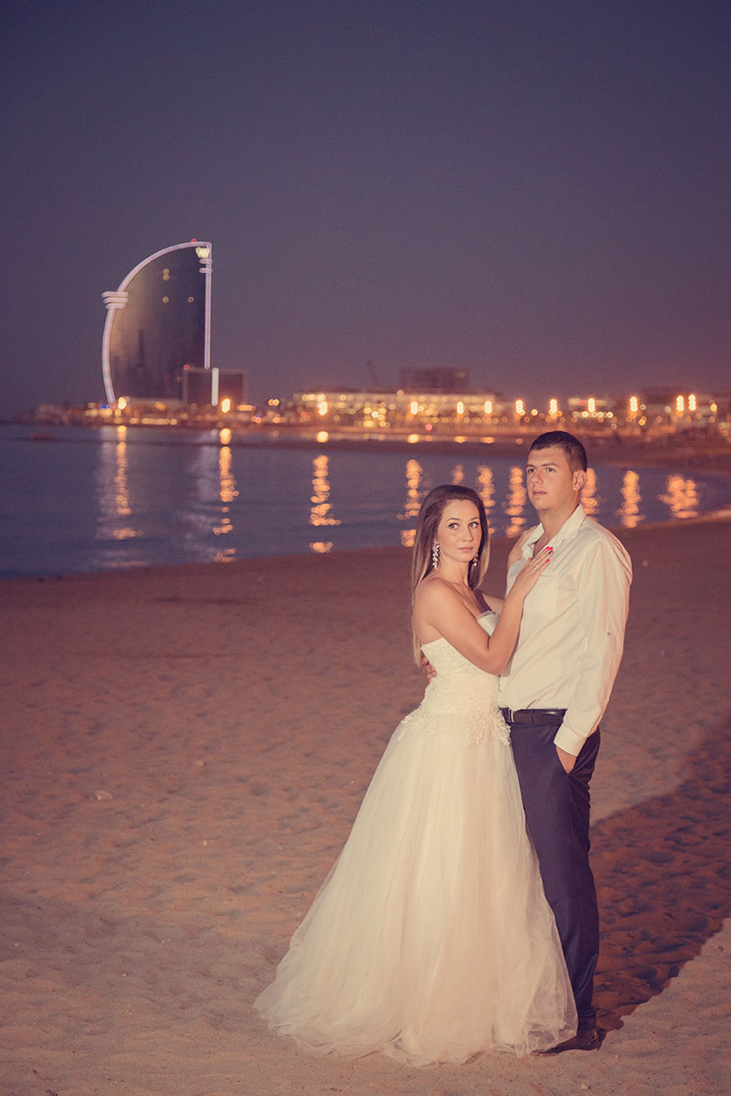 Beach photoshoot in Barcelona – warm sunrise colors and natural couple moments