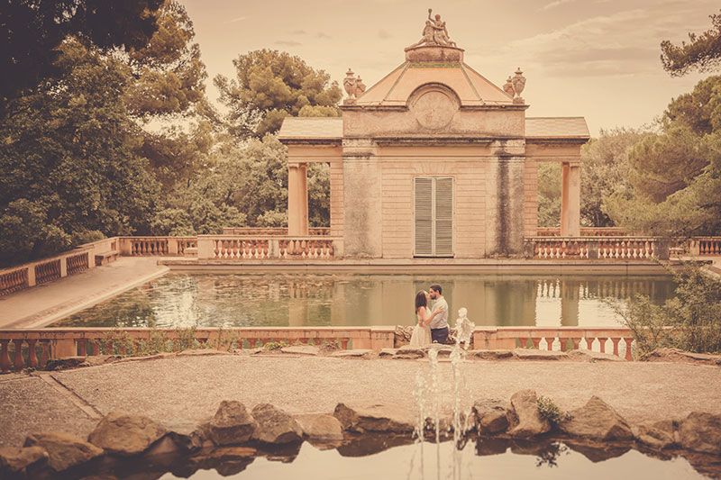 Engagement photoshoot in Barcelona – natural, warm and romantic couple photography