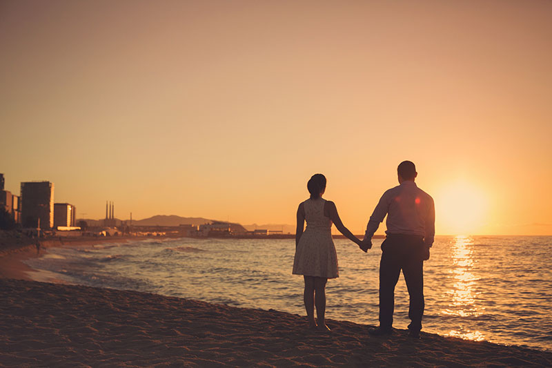 Proposal photoshoot in Barcelona – emotional surprise moment captured in iconic city locations